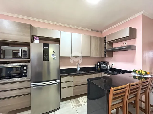 Foto de uma cozinha moderna com armários e eletrodomésticos em Lajeado.