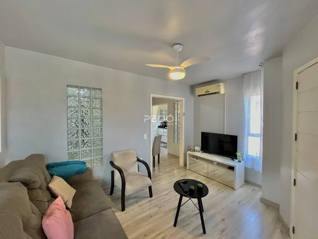 Sala de estar com sofá e decoração moderna em um imóvel no Brasil.