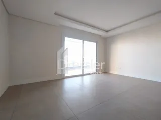 Ambiente interno com paredes brancas e piso claro.