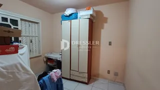 Quarto com guarda-roupa e janela em um imóvel no Brasil.
