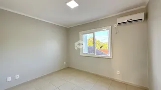 Ambiente interno de uma sala com piso de cerâmica clara e janela.