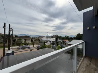 Vista da varanda mostrando casas e paisagem distante na região de Lajeado.
