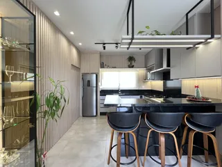 Imagem de uma cozinha moderna com ilha e armários em Lajeado, Brasil.