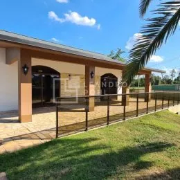 Fachada de uma residência com muro de proteção em Lajeado, Brasil.