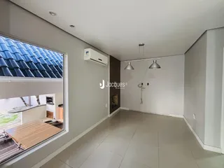 Vista interna de um ambiente com piso de cerâmica e parede cinza claro.