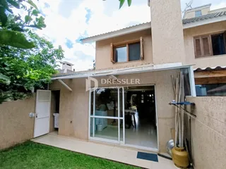 Fachada de uma casa em Lajeado, Brasil, com porta de vidro e jardim na frente.