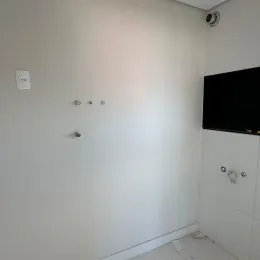 Parede branca interior de um imóvel.