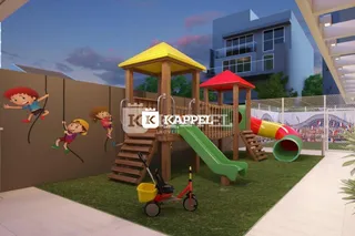 Foto de um quintal com playground de madeira e gramado verde.