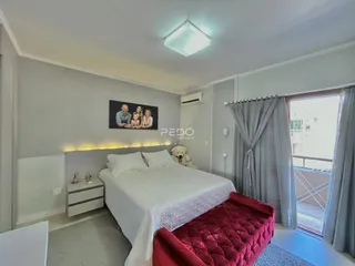 Quarto com cama e decoração em um imóvel.