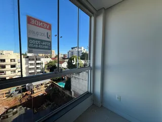 Vista da janela de uma sala com vista para o exterior da propriedade.