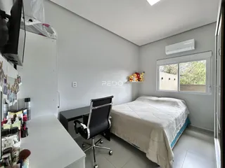 Quarto com cama e janela em um imóvel no Brasil.