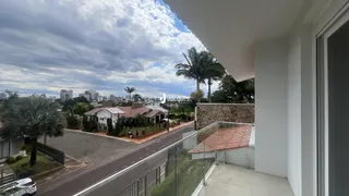 Vista da fachada de uma residência em Lajeado, Brasil, com vista para uma rua e vegetação.