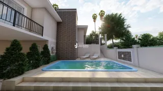 Foto de uma piscina externa em uma propriedade.