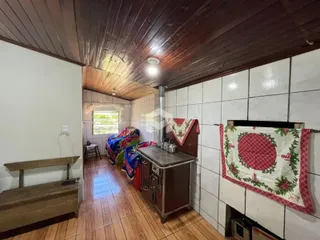 Interior de uma área comum com piso de cerâmica e teto de madeira.