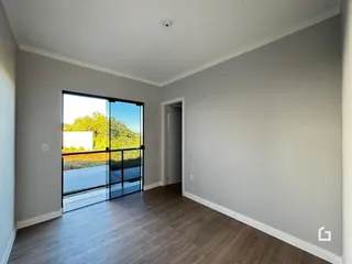 Ambiente interno com porta de vidro que dá para o exterior.