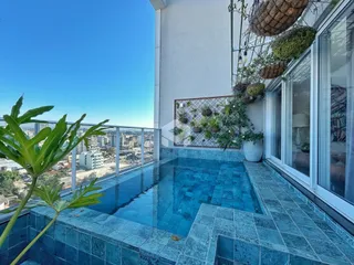 Vista de uma piscina e varanda com vista para a cidade em Lajeado.