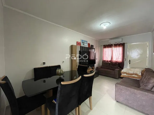 Foto de uma sala de estar com mesa e sofá em um imóvel no Brasil.