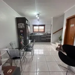 Hall de entrada com piso de cerâmica e teto de gesso.