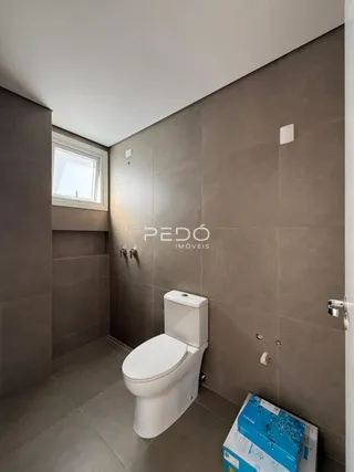 Foto de um banheiro com revestimento de cerâmica.