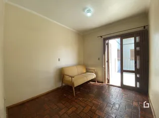 Foto de um cômodo interno com piso de cerâmica e sofá.