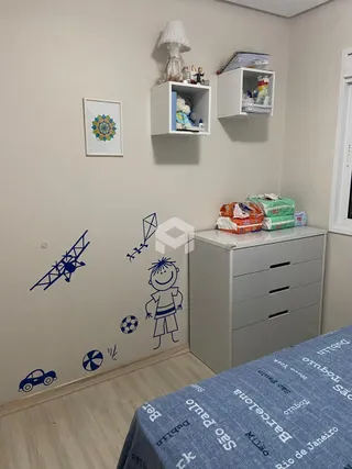 Parede interna com prateleiras brancas e decoração desenhada em azul.