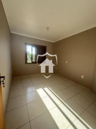 Sala de estar com piso de cerâmica e janela na parede.