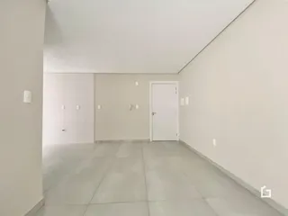 Hall de entrada com paredes brancas e piso cinza.