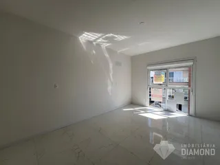 Foto de um cômodo interno amplo com paredes brancas e piso claro.