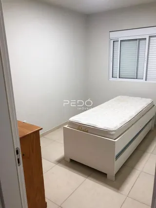 Quarto com cama e janela em um imóvel.