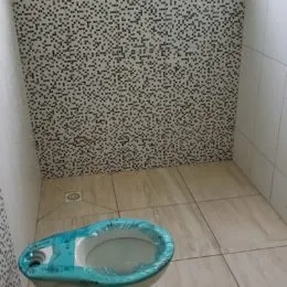 Foto de um piso de banheiro com azulejos e uma banheira.