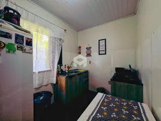 Foto interna de uma cozinha com armários e uma janela em Lajeado.