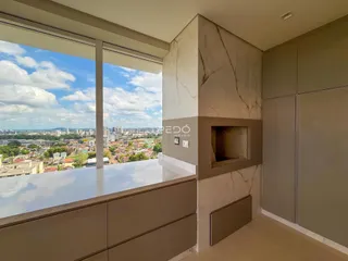 Vista panorâmica de um apartamento com grande janela de vista para a paisagem urbana.