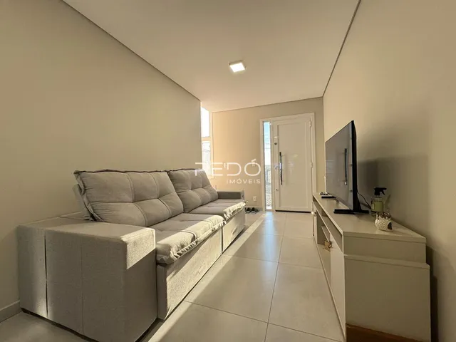 Sala de estar com sofá e piso claro.