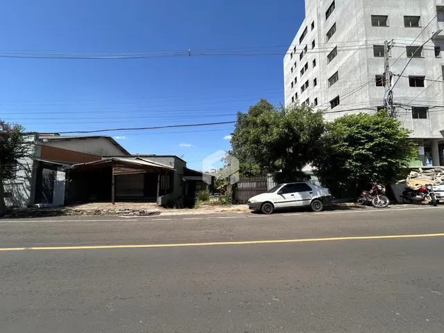 Fachada de uma residência ao lado de uma rua em Lajeado.