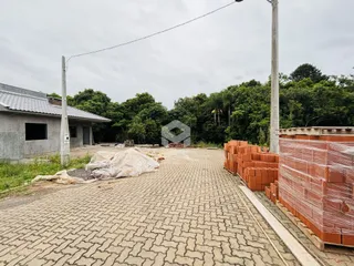 Vista externa de um terreno com tijolos e área pavimentada.