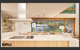 Cozinha moderna com ilha e integração com área externa de jardim.