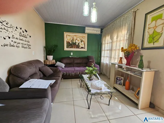 Sala de estar com sofá e decoração em ambiente interno.