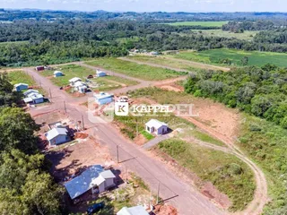 Vista aérea de um terreno rural com estruturas dispersas em Lajeado, Brasil.