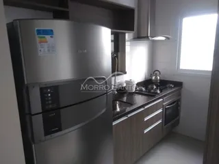 Cozinha moderna com eletrodomésticos em aço inoxidável.