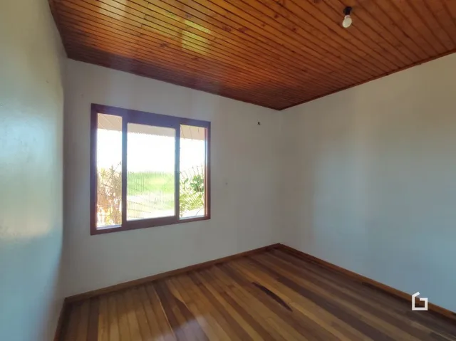 Ambiente interno com piso de madeira e teto de madeira.