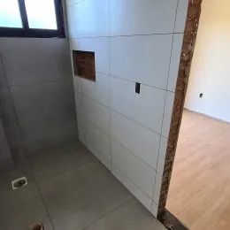 Foto de um interior com paredes brancas e piso de madeira.
