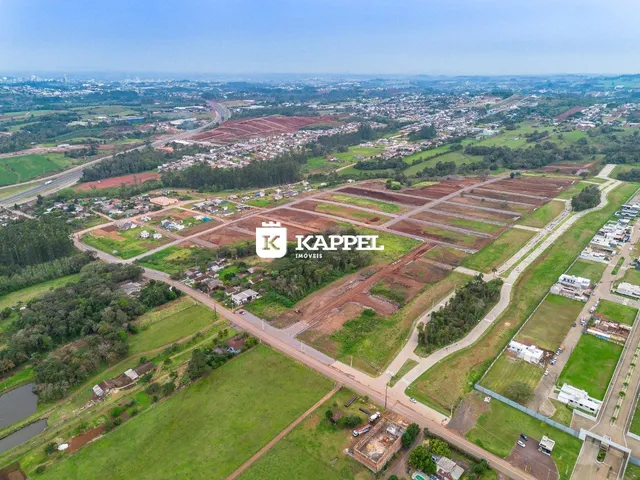 Vista aérea de um loteamento em Lajeado, Brasil, mostrando áreas verdes e infraestrutura de acesso.