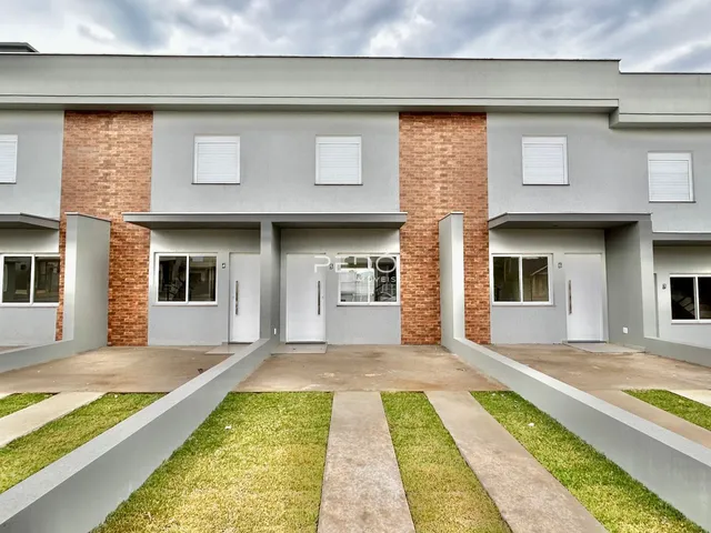 Fachada de uma residência moderna em Lajeado, Brasil, com detalhes em tijolo aparente.