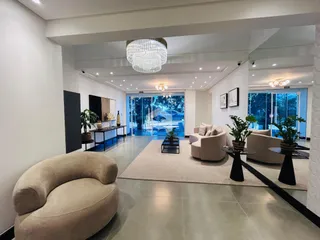 Sala de estar moderna com piso claro e móveis de design.