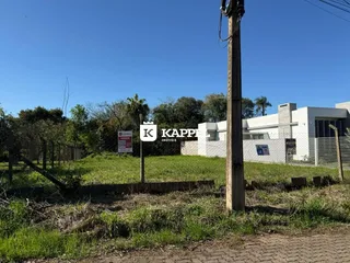 Foto da fachada de uma propriedade em Lajeado, Brasil, mostrando o terreno e um poste.