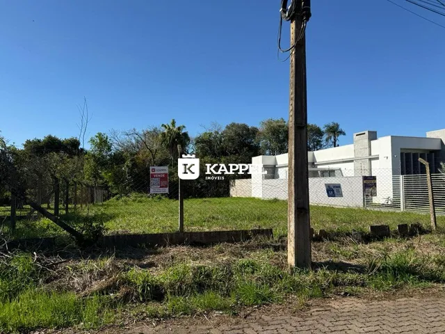 Foto da fachada de uma propriedade em Lajeado, Brasil, mostrando o terreno e um poste.