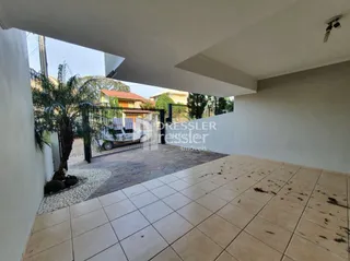 Vista de um ambiente interno com acesso a uma área externa pavimentada.