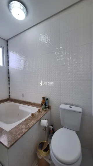 Foto de um banheiro com banheira e vaso sanitário em um imóvel no Brasil.