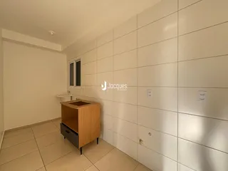 Foto de um ambiente interno com revestimento de parede claro e piso de cerâmica.