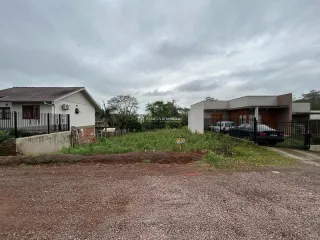 Fachada de uma residência em Lajeado, Brasil, com muro e área externa.